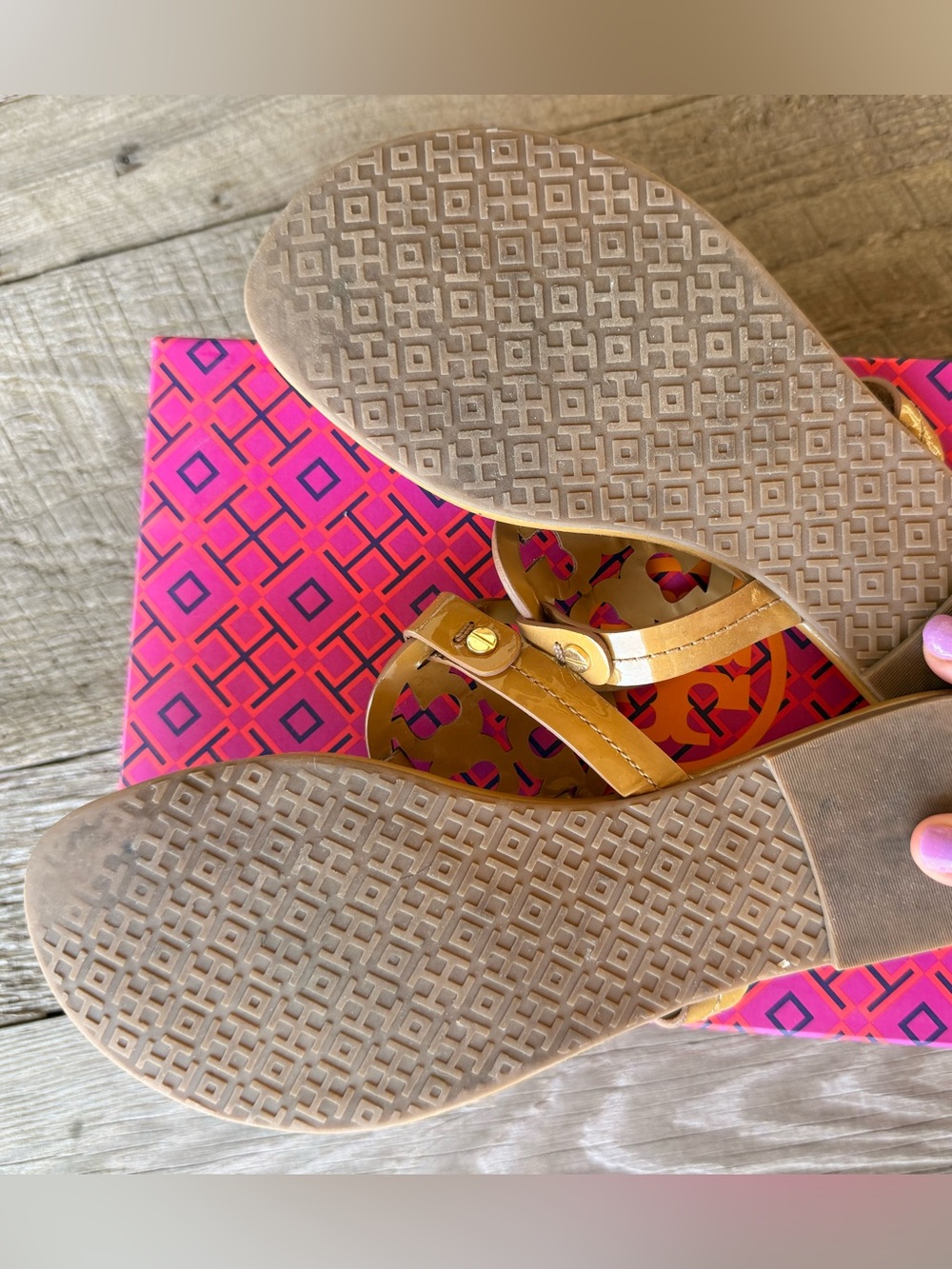 Tory Burch Tan Sand Patent Leather Logo Thong Sandals sz 8.5 - Picture 5 of 7